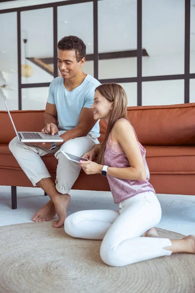 Joyful pessoa masculina internacional demonstrando seu laptop — Fotografia de Stock