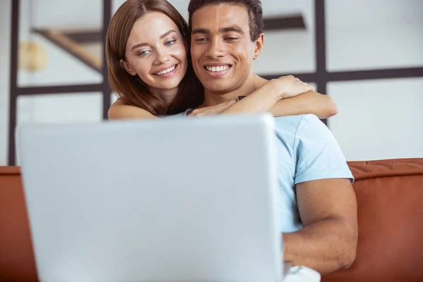 Close up de menina satisfeita que acariciando seu homem — Fotografia de Stock