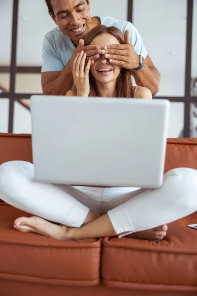 Alegre internacional masculino cobrindo olhos para sua mulher — Fotografia de Stock