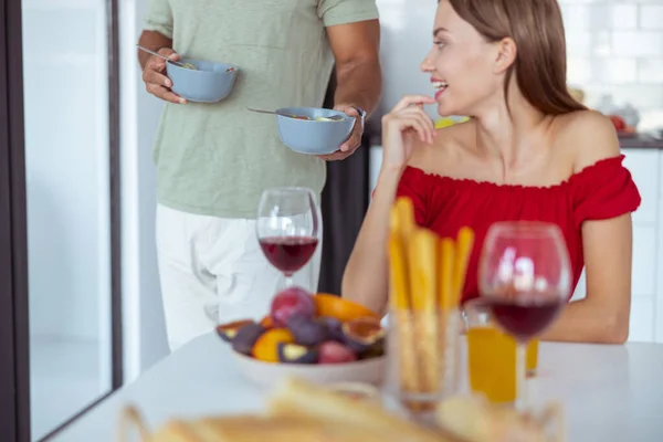 Hungrige junge Frau wählt ihr Gericht — Stockfoto