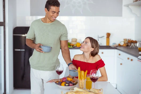 Ung man och kvinna ska äta middag — Stockfoto