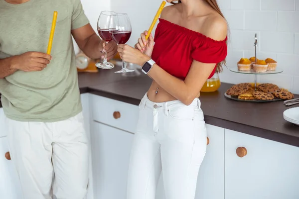 Dois jovens tocando copos com vinho — Fotografia de Stock