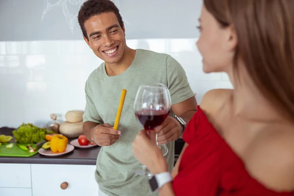 Positivo encantado macho mirando a su chica — Foto de Stock