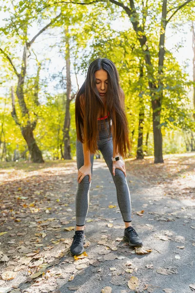 Hermosa mujer haciendo un descanso durante su carrera — Foto de Stock