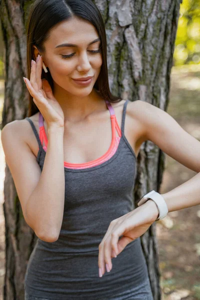 Pretty woman waitig for her friend before jogging — Stok fotoğraf