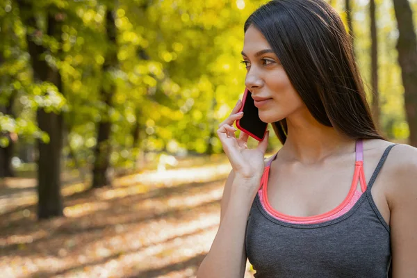 Hermosa mujer esperando la respuesta de su amigo — Foto de Stock