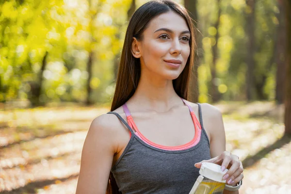 美しい女性が彼女の水を飲みに行く — ストック写真