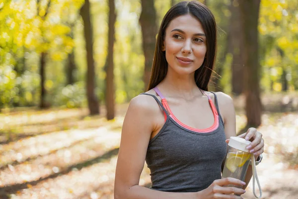 Schöne Sportlerin durstig nach dem Training — Stockfoto