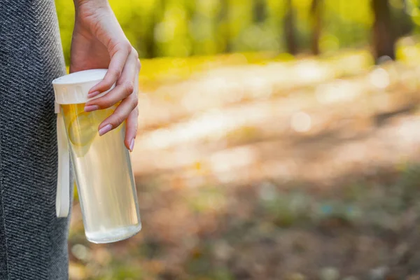 Vrouw neemt haar water mee naar een training — Stockfoto