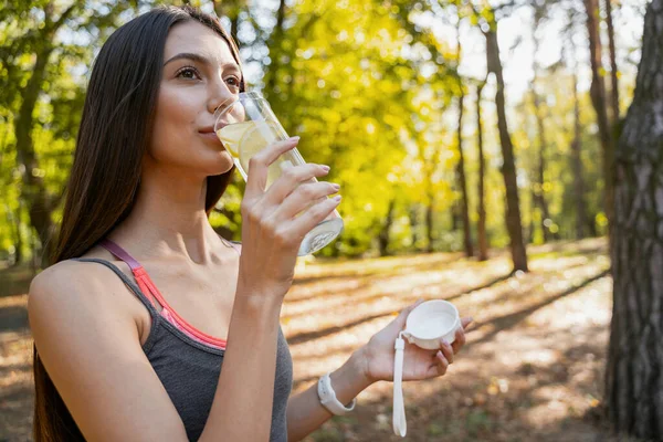 Güzel kadın dışarıda limon suyunun tadını çıkarıyor.