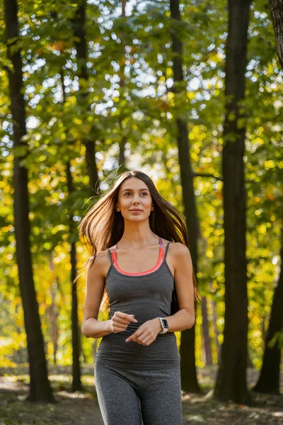 Jolie dame passant sa matinée à courir dehors — Photo