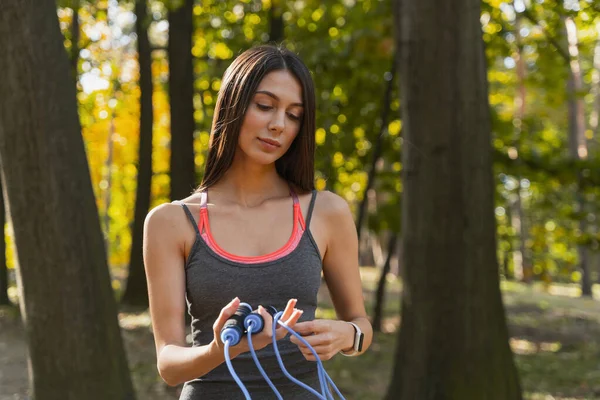 Hermosa chica terminando su parque haciendo ejercicio — Foto de Stock