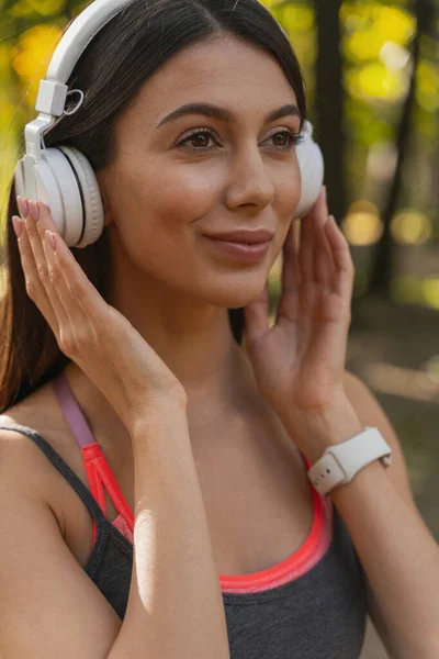 Mujer bonita escuchando su canción favorita — Foto de Stock
