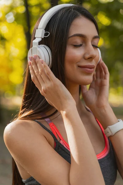 Mujer feliz disfrutando de la buena música afuera — Foto de Stock