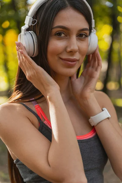 Alegre dama disfrutando de la música durante su paseo — Foto de Stock