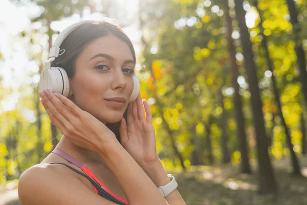 Hermosa deportista eligiendo la música para su entrenamiento — Foto de Stock