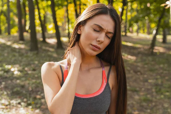 Sportovní žena bolí krk během cvičení — Stock fotografie