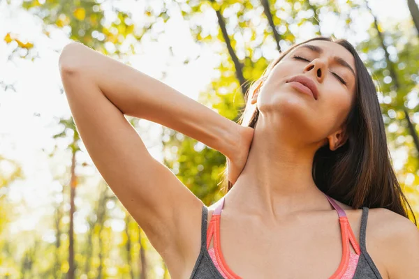 Schöne Frau, die nach ihrem Training müde ist — Stockfoto