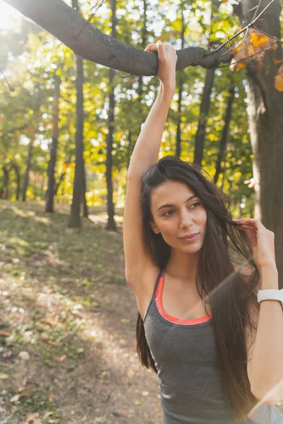 Hermosa mujer disfrutando del día después de correr — Foto de Stock