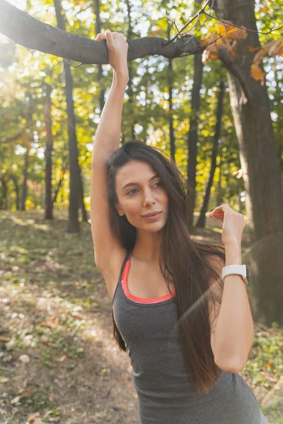 Mujer bonita relajándose en el parque de la mañana — Foto de Stock