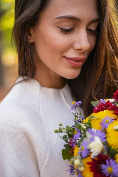 Hermosa dama siendo feliz recibiendo flores brillantes — Foto de Stock