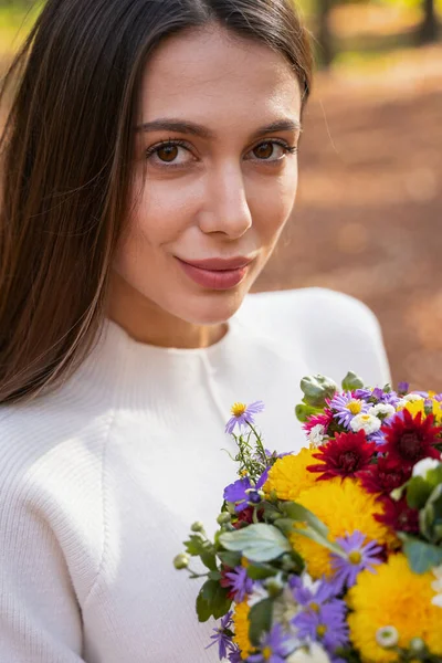 Mujer bonita dando un paseo por el parque —  Fotos de Stock