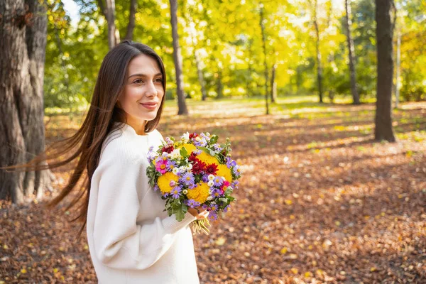 Schöne Dame freut sich über Blumen bei ihrem Date — Stockfoto