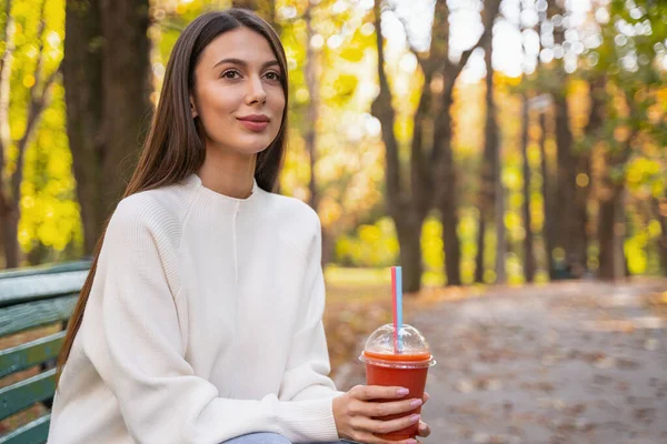 Красивая женщина, сидящая в парке одна — стоковое фото