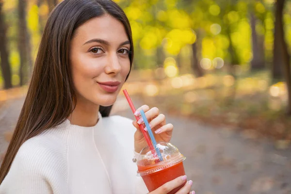 Krásná žena bude pít svůj džus — Stock fotografie