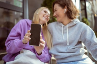 Birbirine bakan iki mutlu arkadaş.