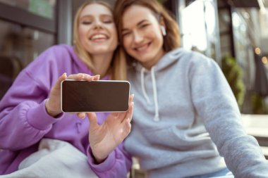 Neşeli sarışın en iyi arkadaşına yaslanıyor.