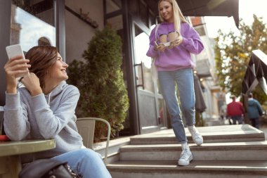 Neşeli kızlar tatillerini zevkle geçirirler.