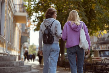 İki arkadaş canlısı dişi çalışmaları hakkında konuşuyor.