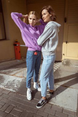 İki çekici kadın fotoğraf çekimine hazırlanıyor.