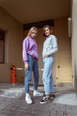 Yürüyüş sırasında kamerada poz veren güzel kızlar