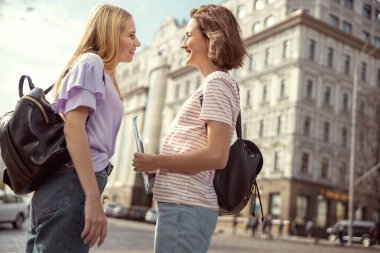 Genç bayanların dostça sohbet etmesinden mutlu oldum.