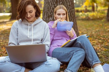 Arkadaşına mesaj yazan mutlu bir kız.