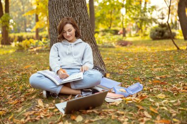 Rahat esmer kız dilbilgisi ödevlerini tek başına yapıyor.