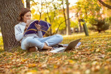 Dilbilgisi görevlerini tamamlayan ciddi genç bayan.
