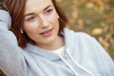 Gülümsediğini gösteren sevimli dişiye yaklaş.