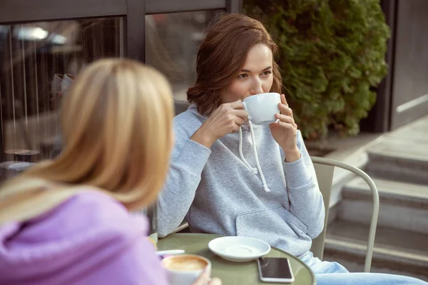 愉快的年轻女性饮用香味咖啡 — 图库照片
