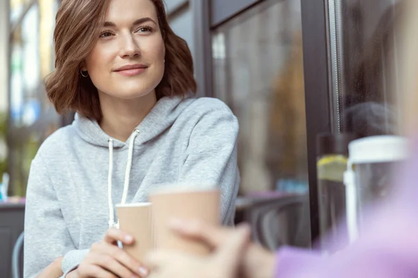 Attraktiv brunett kvinnlig person som sitter på café — Stockfoto