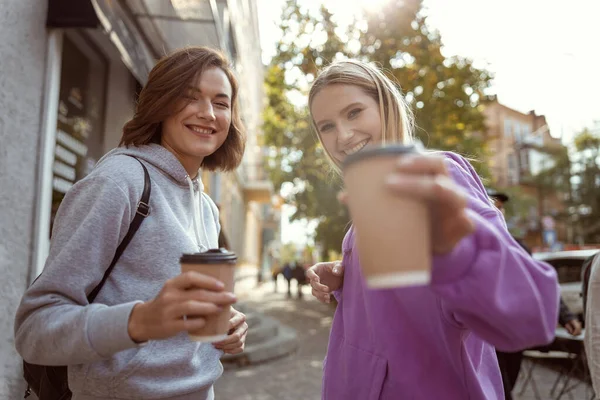 Två glada flickor tittar rakt framför kameran — Stockfoto