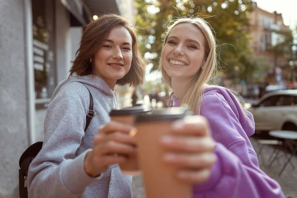 Lezzetli kahveden hoşlanan mutlu kızlara yakın durun. — Stok fotoğraf