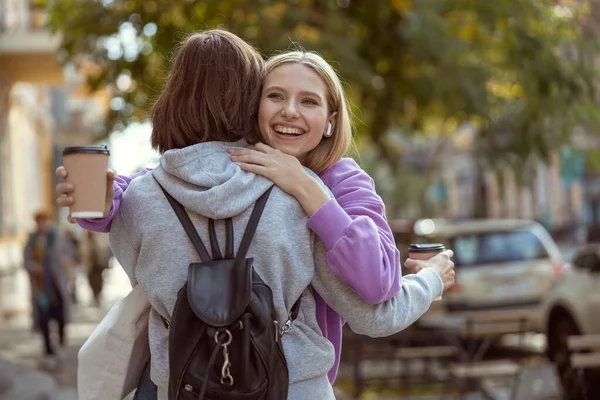 Primer plano de la chica feliz que conociendo a su colega — Foto de Stock