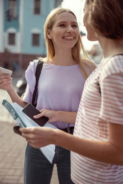 Schattig meisje hebben aangenaam gesprek met haar vriend — Stockfoto