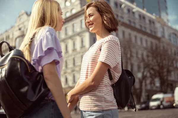 Lindas chicas esperando a su grupo turístico — Foto de Stock