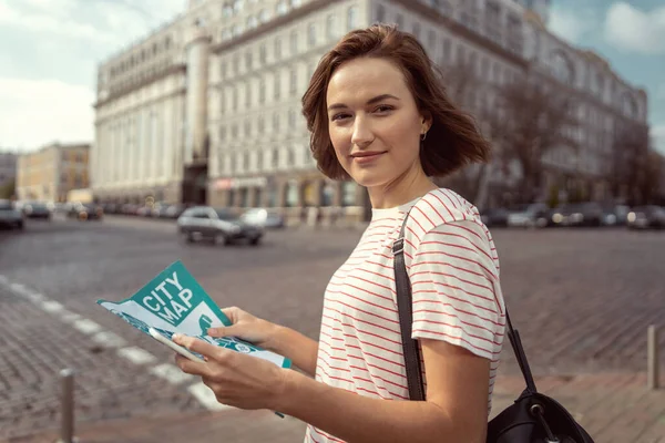 Retrato de chica complacida que mirando a la cámara — Foto de Stock