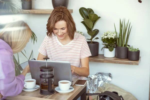 Sincere brunett kvinnlig person läser goda nyheter — Stockfoto