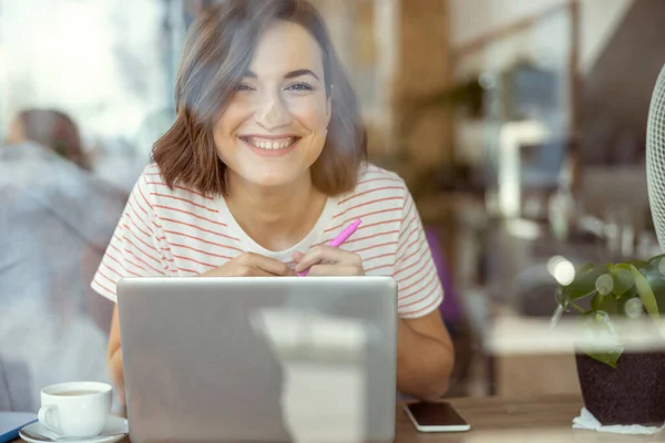 Vreugdevolle vrouwelijke persoon kijken recht op camera — Stockfoto